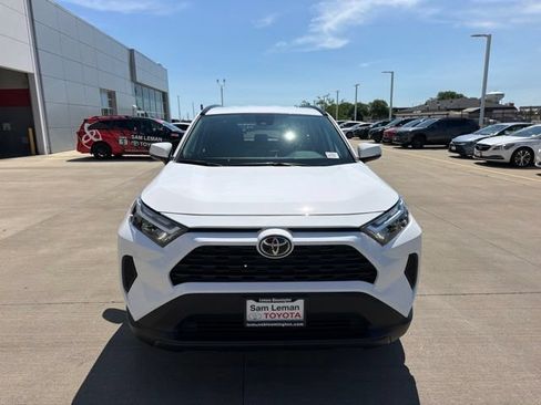 Used 2025 Toyota RAV4 XLE AWD/4WD image 2