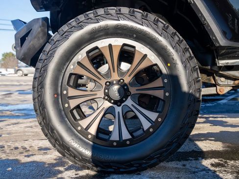 Used 2018 Jeep Wrangler Unlimited Sahara image 2