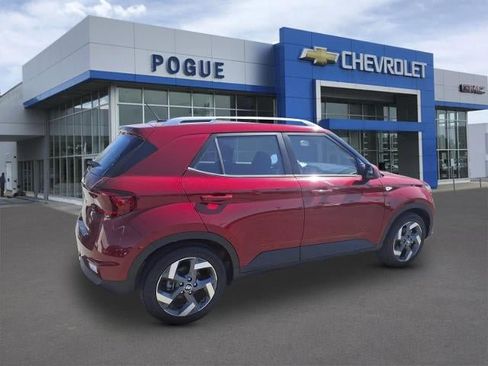 Used 2024 Hyundai Venue SEL image 2