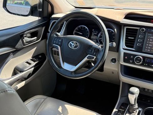 Used 2017 Toyota Highlander XLE AWD/4WD image 11