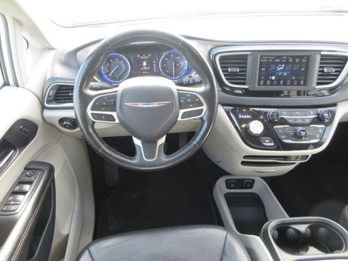 Used 2020 Chrysler Pacifica Touring-L image 14