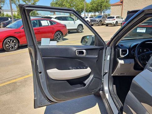 Used 2025 Hyundai Venue SEL FWD image 11