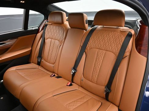 Used 2022 BMW ALPINA B7 xDrive w/ Luxury Rear Seating Package image 28