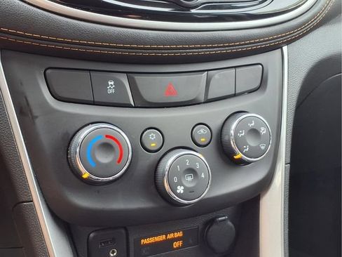 Certified 2019 Chevrolet Trax LT w/ LT Convenience Package FWD image 8