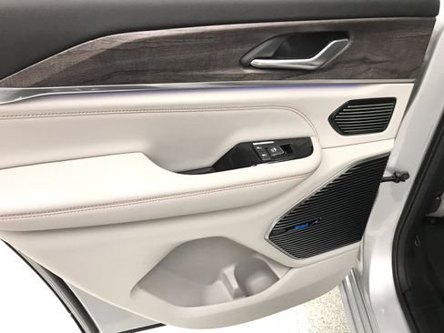 Used 2022 Jeep Grand Cherokee Overland w/ Adv Protech Group III image 23