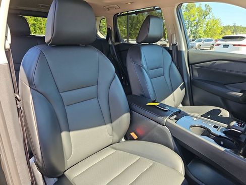 Used 2025 Nissan Rogue SV w/ SV Premium Package FWD image 14