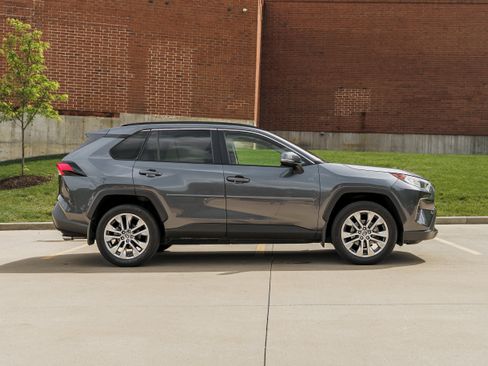 Used 2020 Toyota RAV4 XLE Premium AWD/4WD image 3