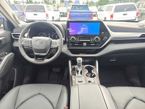 New 2026 Toyota Highlander Platinum AWD/4WD image 18