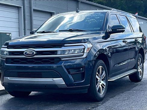 Used 2023 Ford Expedition XLT RWD image 2