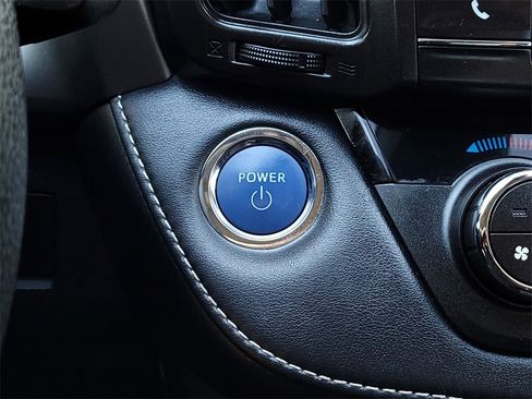 Used 2018 Toyota RAV4 LE image 20