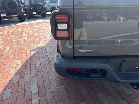 Used 2022 Jeep Gladiator Overland w/ Popular Equipment Package AWD/4WD image 8