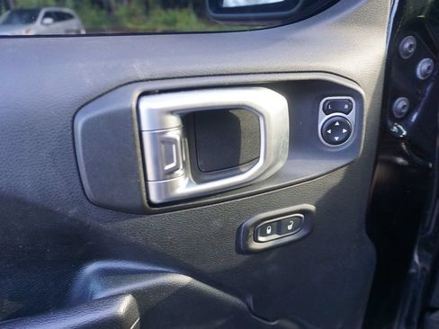 Used 2018 Jeep Wrangler Unlimited Sport S AWD/4WD image 3