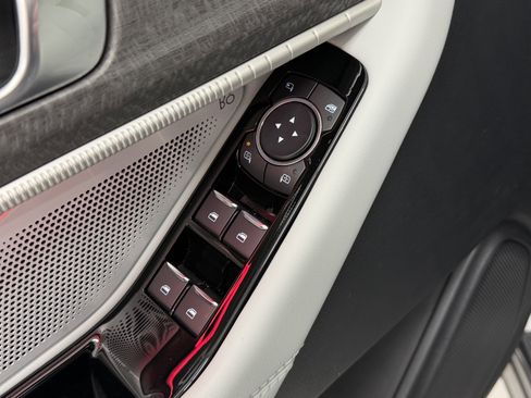 Used 2025 Ford Explorer Platinum w/ Ultimate Package image 31