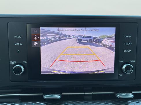 Used 2024 Kia Carnival LX FWD image 21