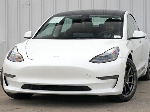 Used 2023 Tesla Model 3 Standard Range image 3
