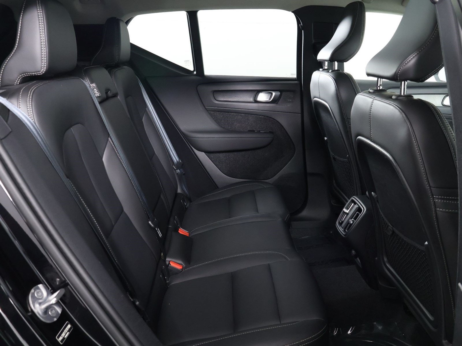 Certified 2026 Volvo XC40 B5 Plus AWD/4WD image 30