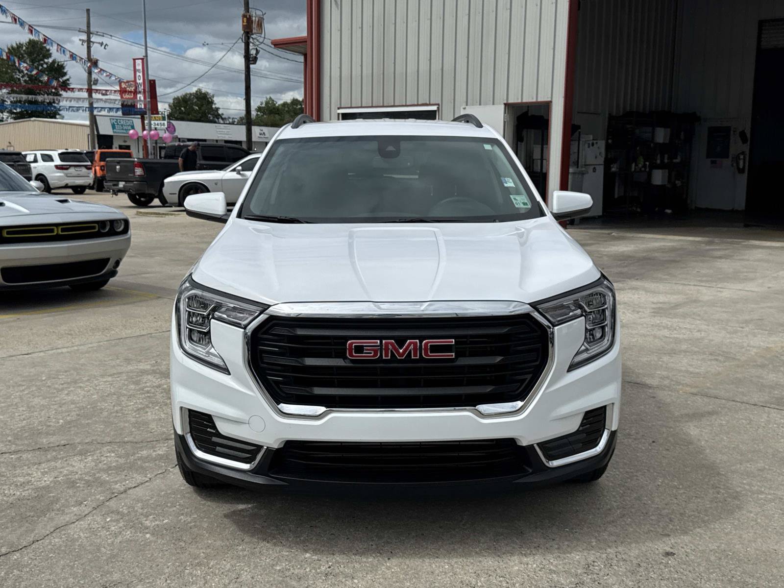 Used 2024 GMC Terrain SLE w/ Driver Convenience Package FWD image 2