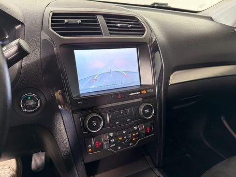 Used 2018 Ford Explorer XLT w/ Equipment Group 202A AWD/4WD image 17