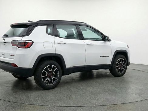 Used 2025 Jeep Compass Trailhawk AWD/4WD image 9