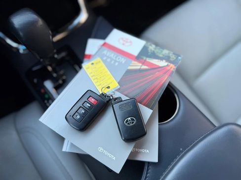 Used 2015 Toyota Avalon Limited image 19