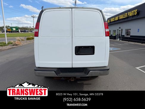 Used 2017 Chevrolet Express 3500 RWD image 4