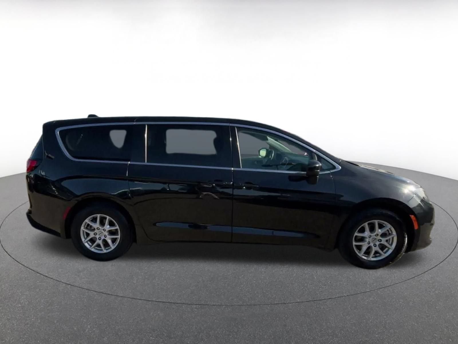 Used 2023 Chrysler Voyager LX FWD image 15