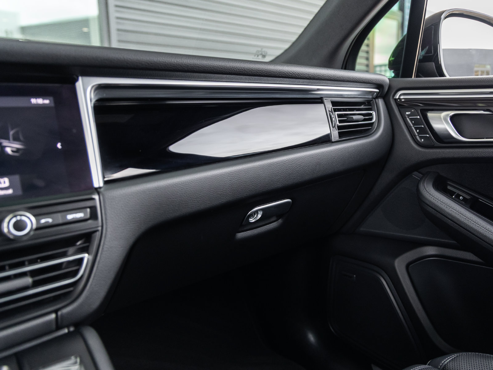 Certified 2019 Porsche Macan S AWD/4WD image 32