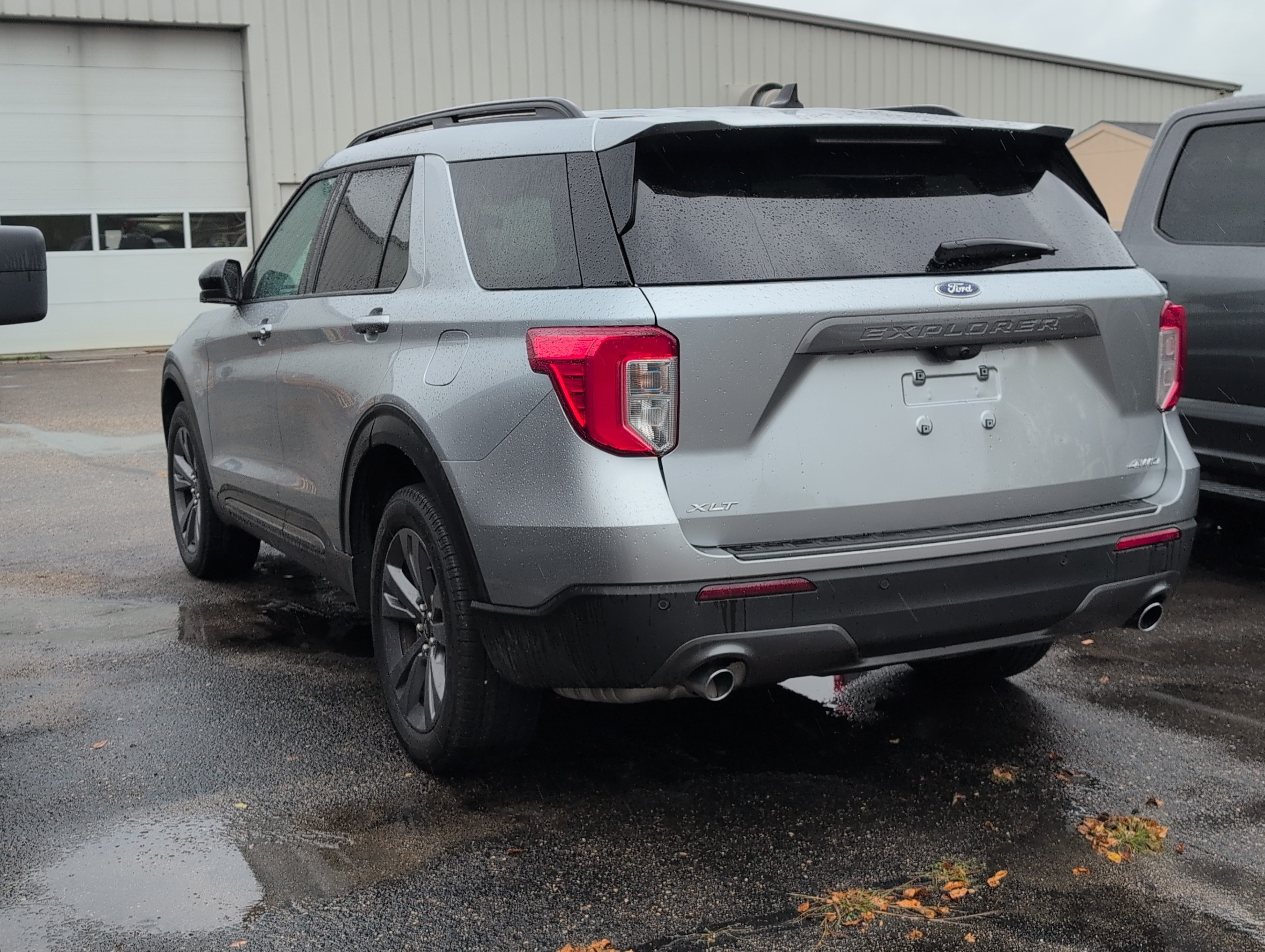Used 2024 Ford Explorer XLT w/ Equipment Group 202A AWD/4WD image 3