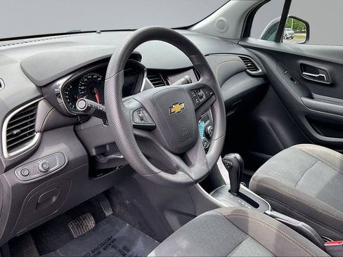 Used 2022 Chevrolet Trax LS w/ Tint and Cruise Package AWD/4WD image 14