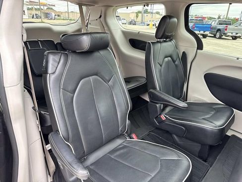 Used 2022 Chrysler Pacifica Limited AWD/4WD image 25