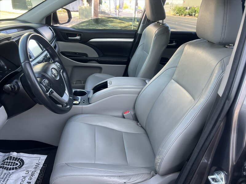 Used 2014 Toyota Highlander XLE FWD image 33