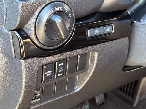 Used 2023 Nissan Titan SV w/ SV Convenience Package image 13