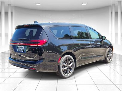 New 2026 Chrysler Pacifica Select w/ S Appearance Package