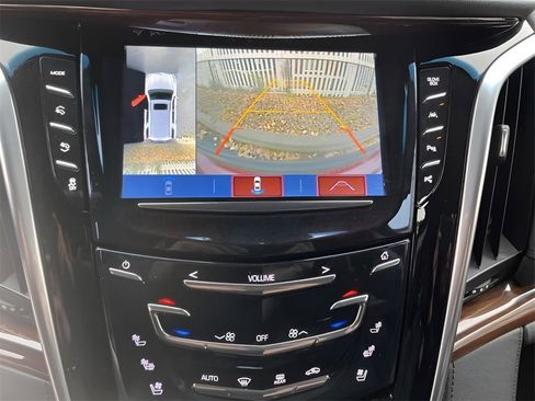 Used 2020 Cadillac Escalade Luxury image 18