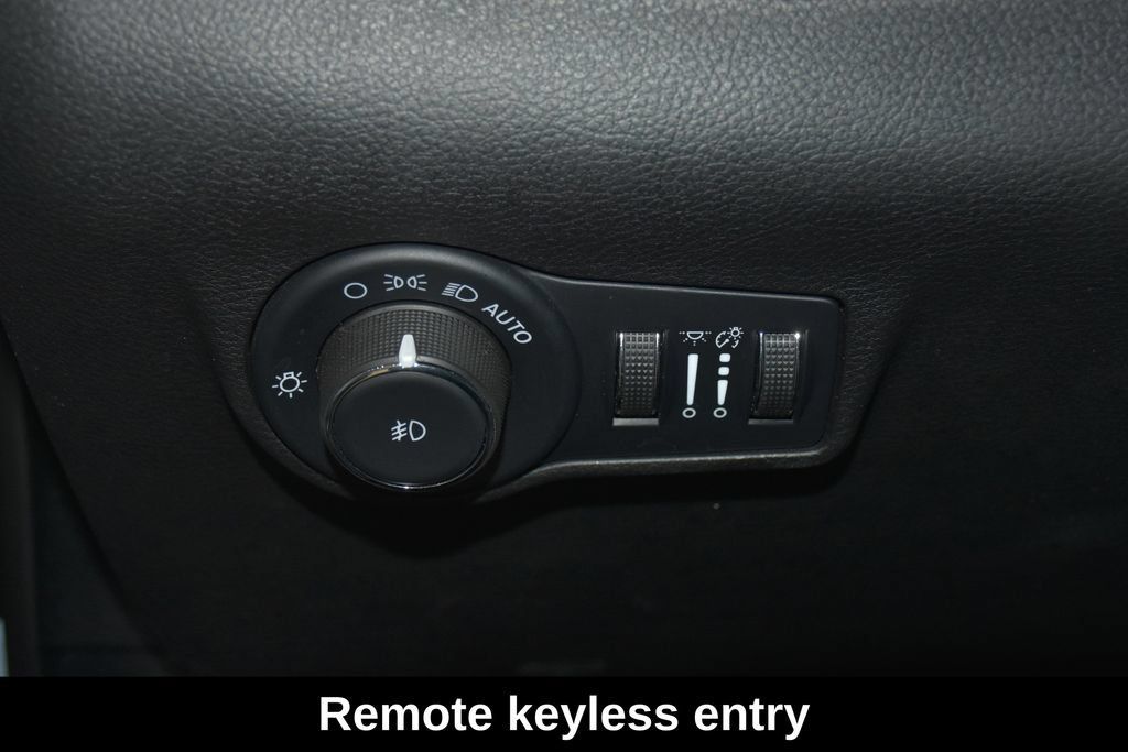Used 2025 Jeep Compass Latitude w/ Sun & Sound Group AWD/4WD image 10