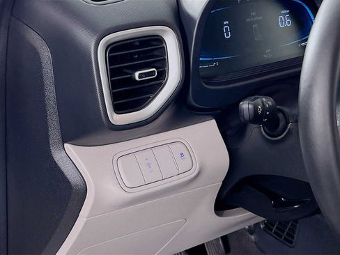 Certified 2025 Hyundai Venue SEL FWD image 10