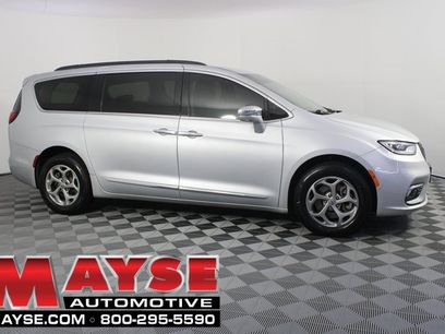 Used 2022 Chrysler Pacifica Limited w/ Uconnect Theater Family Group