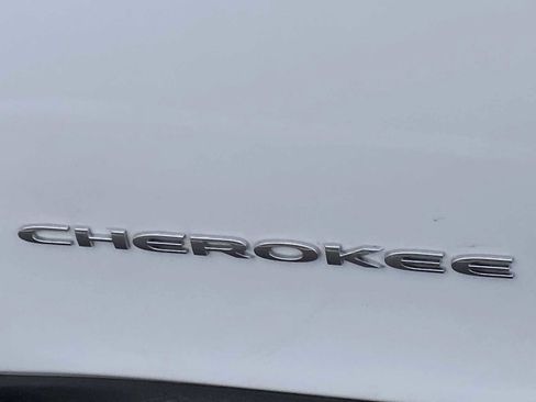 Used 2019 Jeep Cherokee Limited image 15