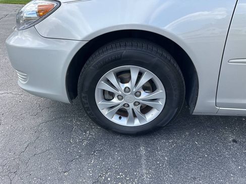 Used 2005 Toyota Camry LE FWD image 2