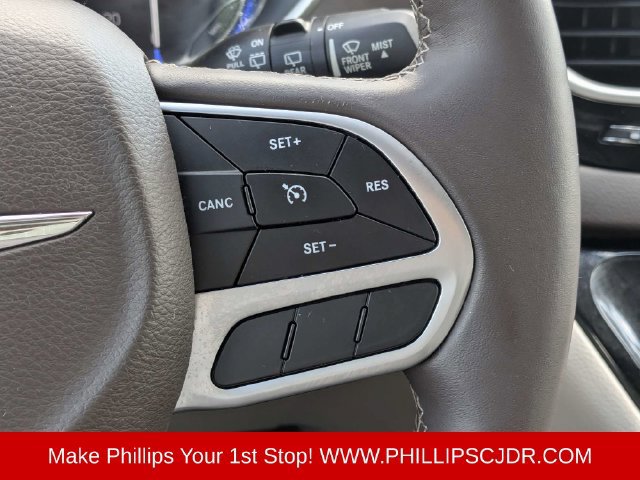 Used 2017 Chrysler Pacifica Touring-L FWD image 25