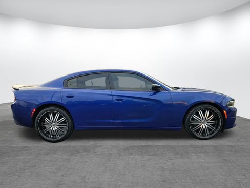Used 2018 Dodge Charger SXT w/ Blacktop Package image 2