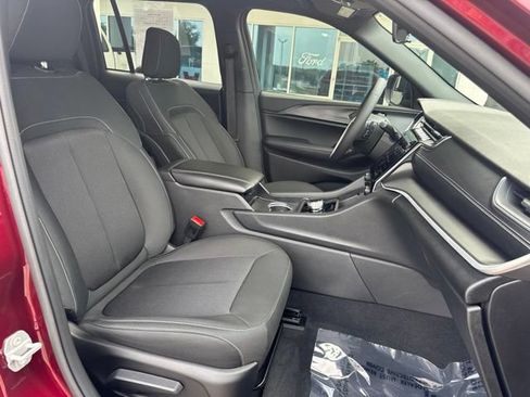 Used 2025 Jeep Grand Cherokee Laredo RWD image 13