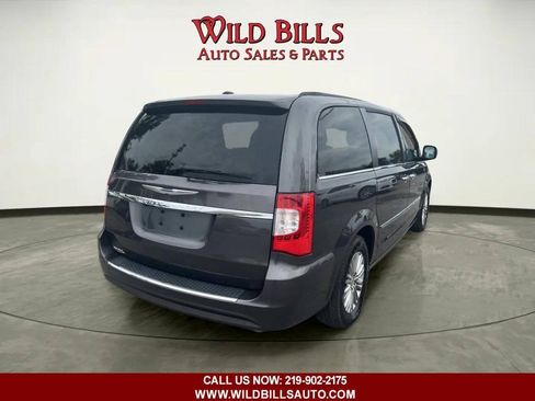 Used 2016 Chrysler Town & Country Touring-L FWD image 21