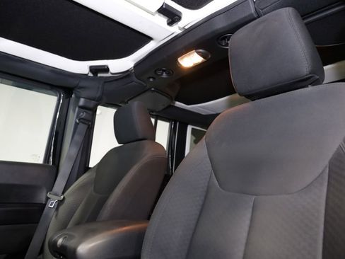 Used 2018 Jeep Wrangler Unlimited Sport image 12