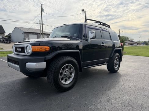 Used 2013 Toyota FJ Cruiser 4WD w/ Convenience Pkg image 2