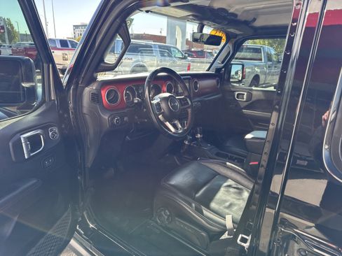 Used 2023 Jeep Wrangler Unlimited Rubicon w/ Cold Weather Group AWD/4WD image 2