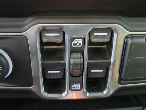 Used 2021 Jeep Wrangler Unlimited Sahara image 27