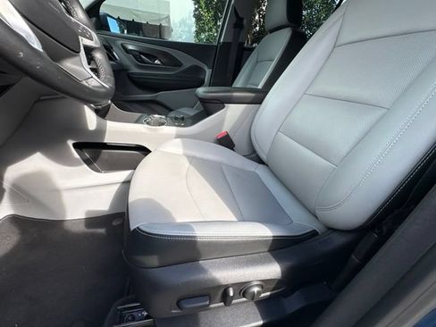 Used 2024 GMC Terrain SLT w/ Infotainment Package II FWD image 10