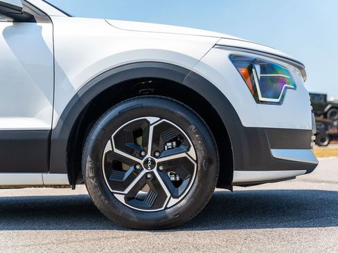 Used 2023 Kia Niro EX image 9