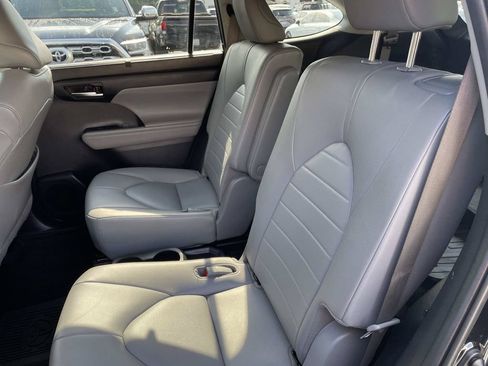 Used 2020 Toyota Highlander XLE AWD/4WD image 16